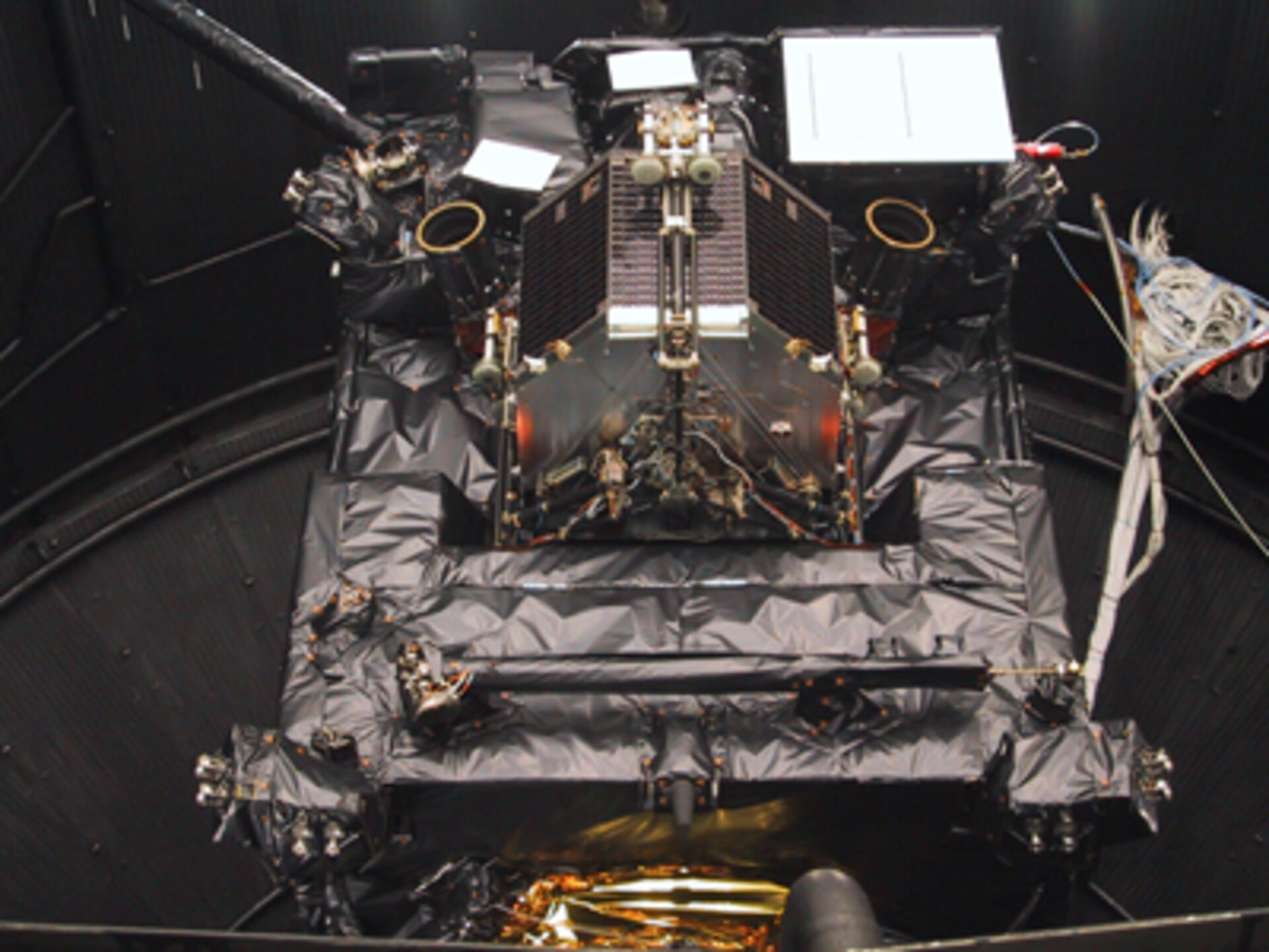 Rosetta lander integrated on orbiter