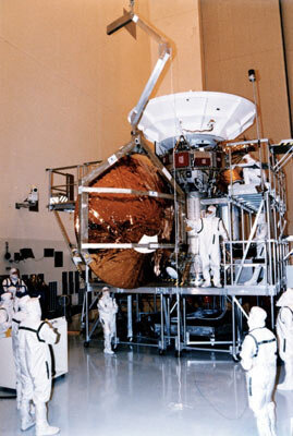 Het aanbrengen van de ESA-sonde Huygens op Cassini voor de lancering in 1997