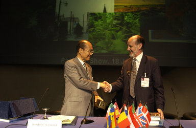 Forum at ESA's pavilion : Mr. K. MATSUURA (UNESCO DG) and Mr. RODOTA (ESA DG).