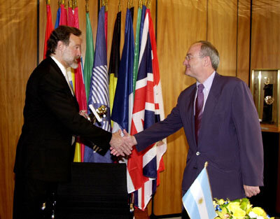 Rafael Bielsa, le Ministre des Affaires étrangères de la République d'Argentine, a singé la Charte, en présence de Jean-Jacques Dordain