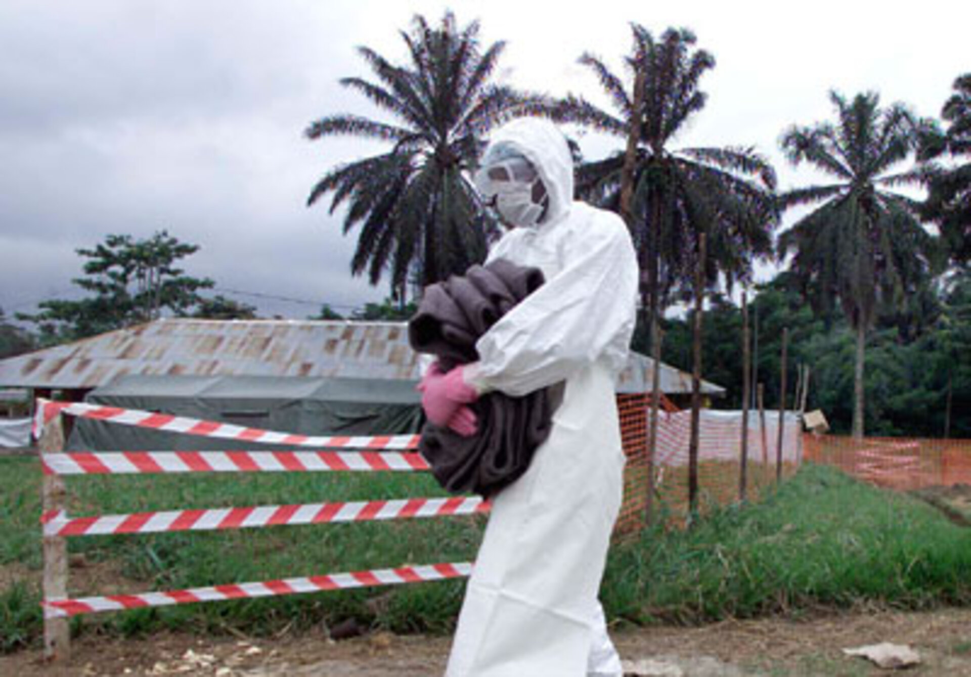 Terveystyöntekijät pukeutuvat suojavaatteisiin välttyäkseen helposti tarttuvalta Ebola-virukselta