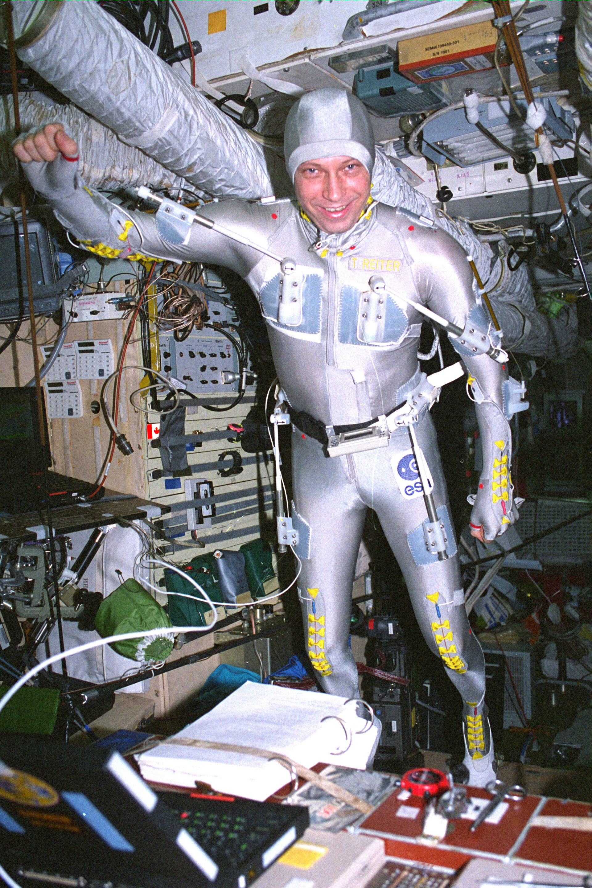 Thomas Reiter performing a biomechanical experiment during the Euromir 95 mission