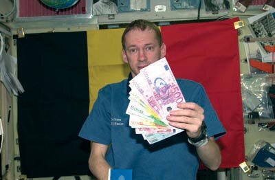 Frank De Winne com as notas euro a bordo da ISS