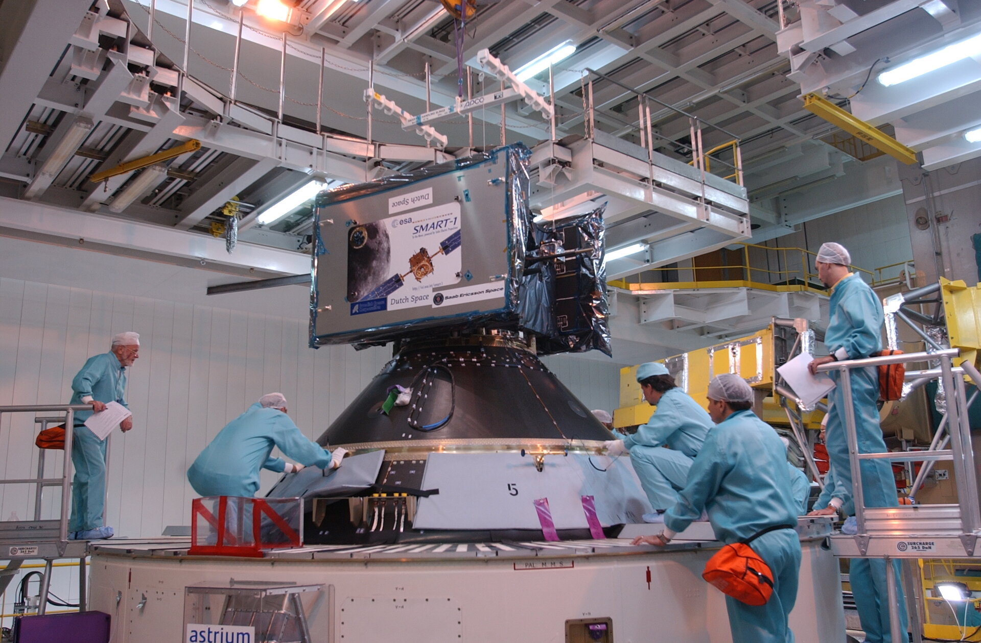Juntando o SMART-1 ao lançador Ariane 5
