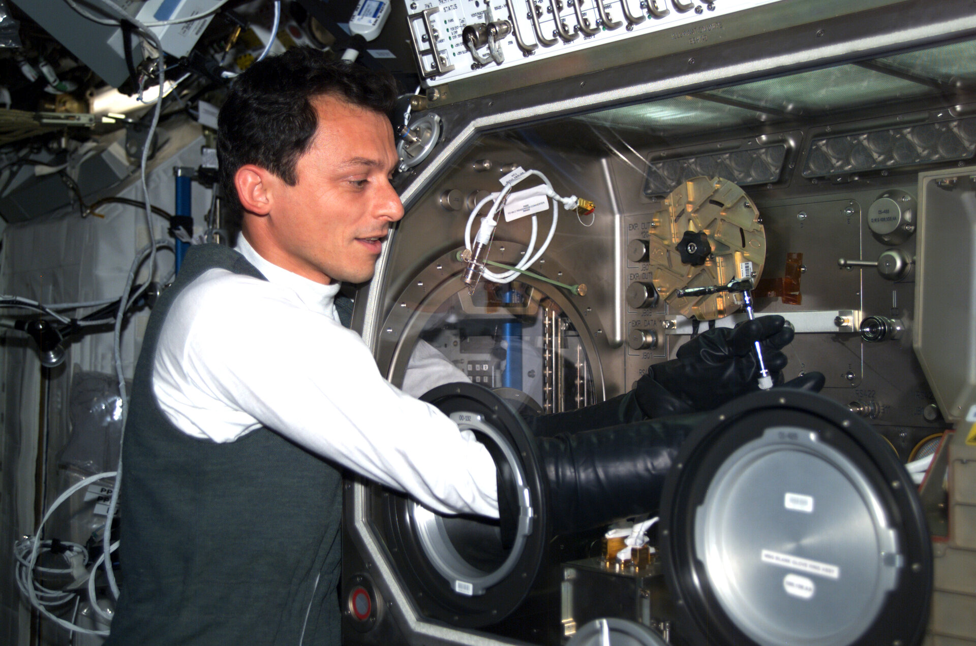 ESA-Astronaut Pedro Duque benutzt die Glovebox 2003