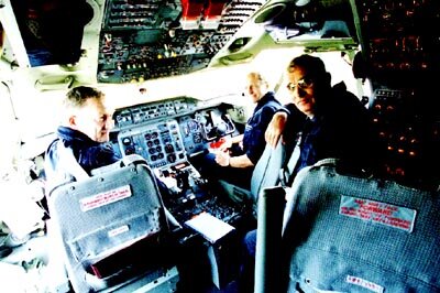 Kapitein Gilles Le Barzic (links) met zijn copiloten in de cockpit