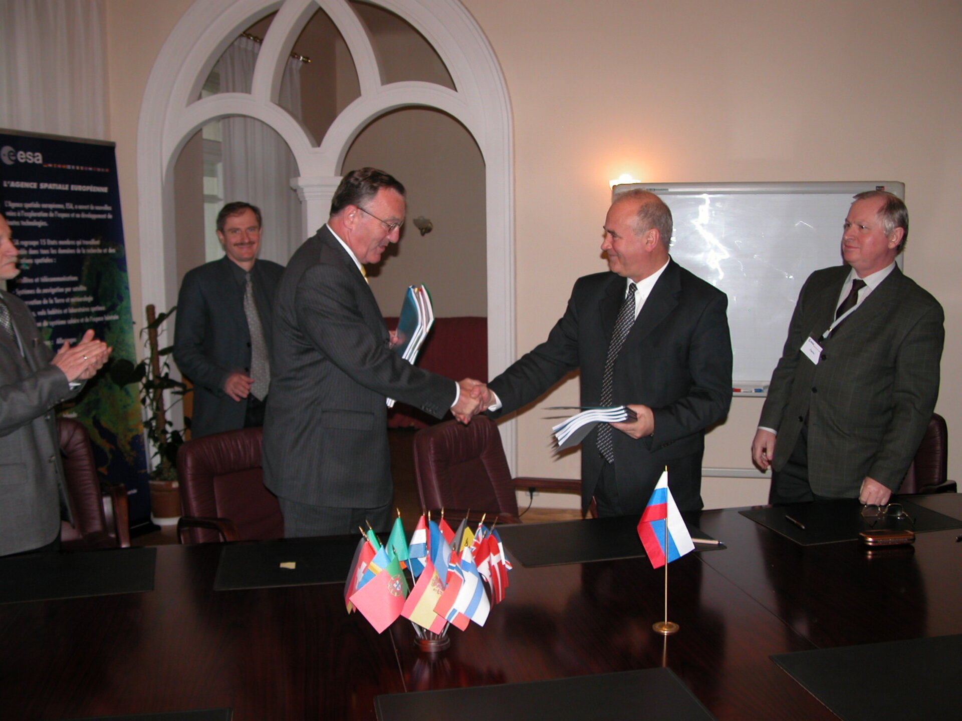 M. Jörg Feustel-Büechl et M. V. I. Kozlov lors de la signature