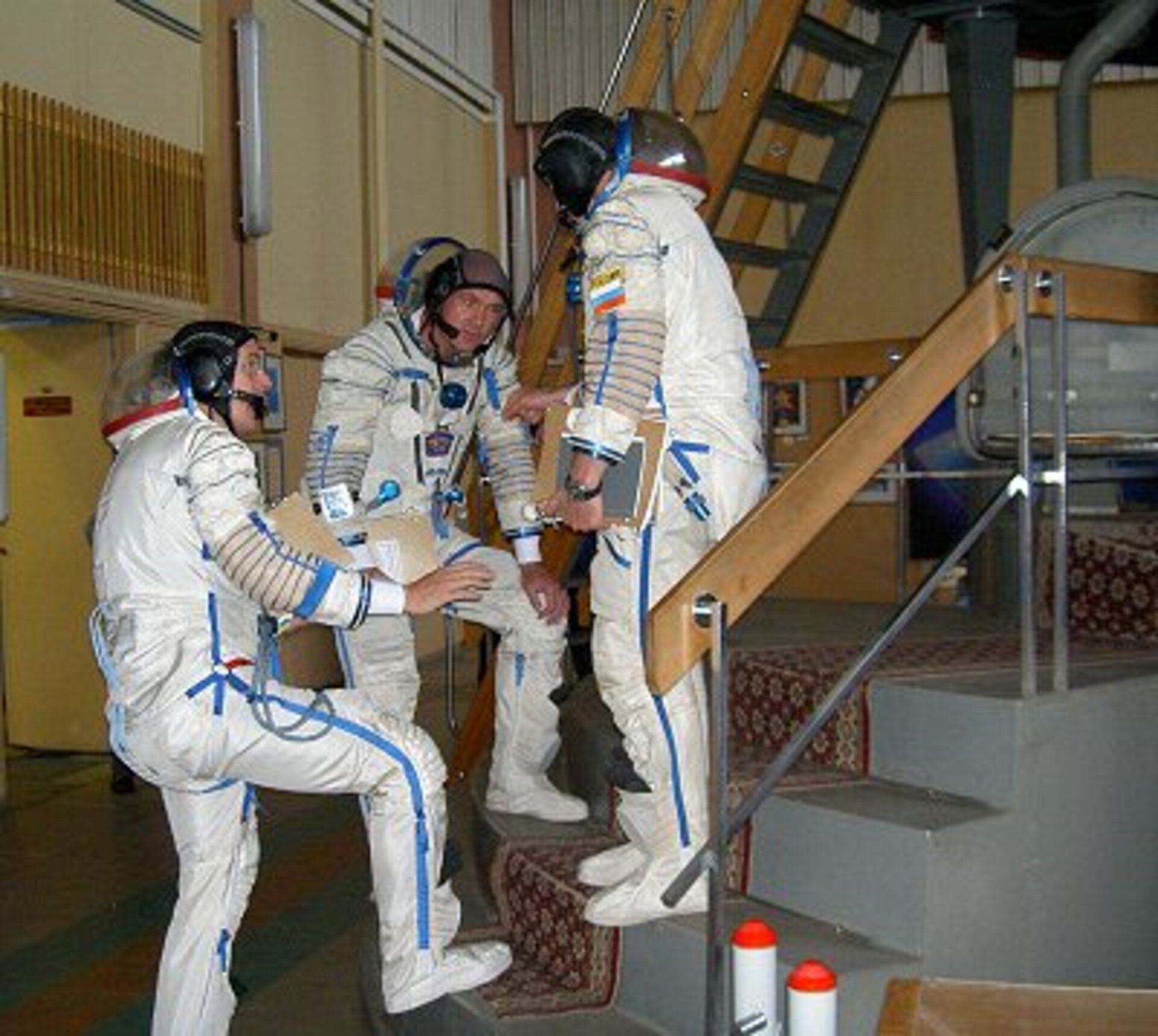 Soyuz TMA-4 crew prepare for Soyuz simulator training at Star City