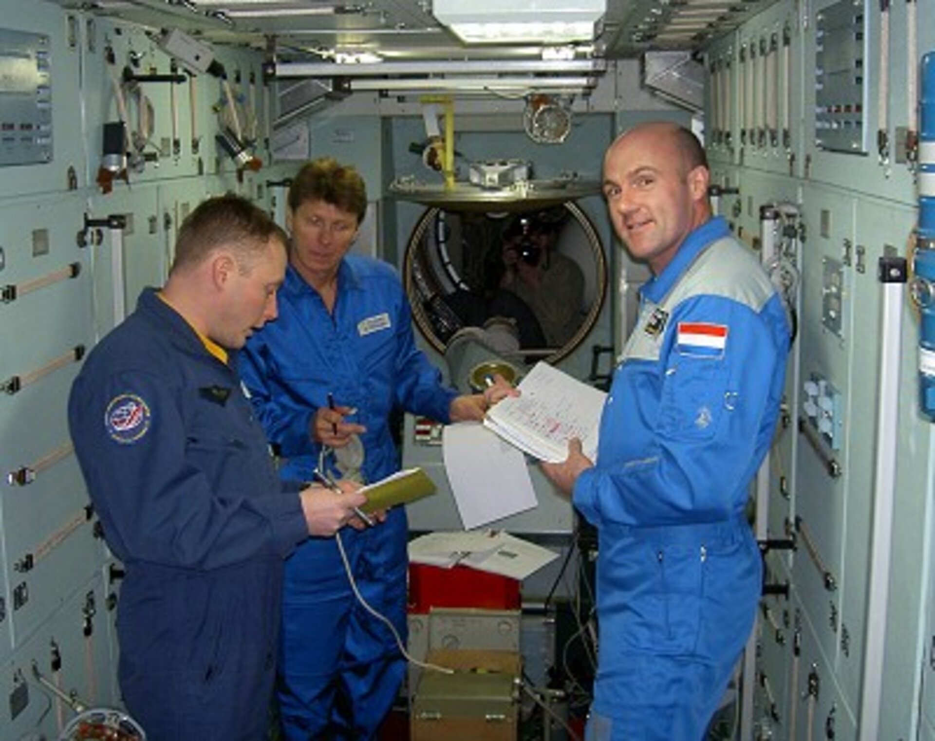 André met zijn collega astronauten Mike Fincke en Gennadi Padalka tijdens een ISS simulator training in Star City, Moskou