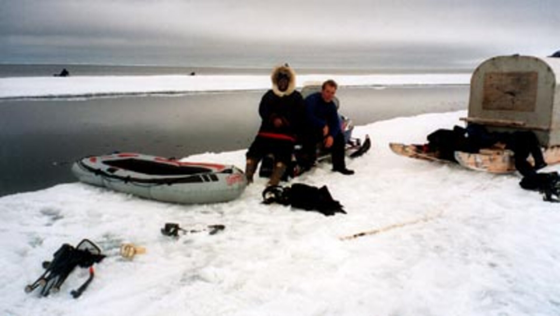 Un Inuit guida i turisti al limite dei ghiacci