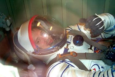 Le cosmonaute Frank De Winne en train de tester son scaphandre spatial
