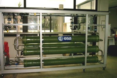 Le second module de l’unité de traitement chez Techno-Membranes. Les quatre cylindres verts contiennent les membranes pour le traitement par osmose inverse