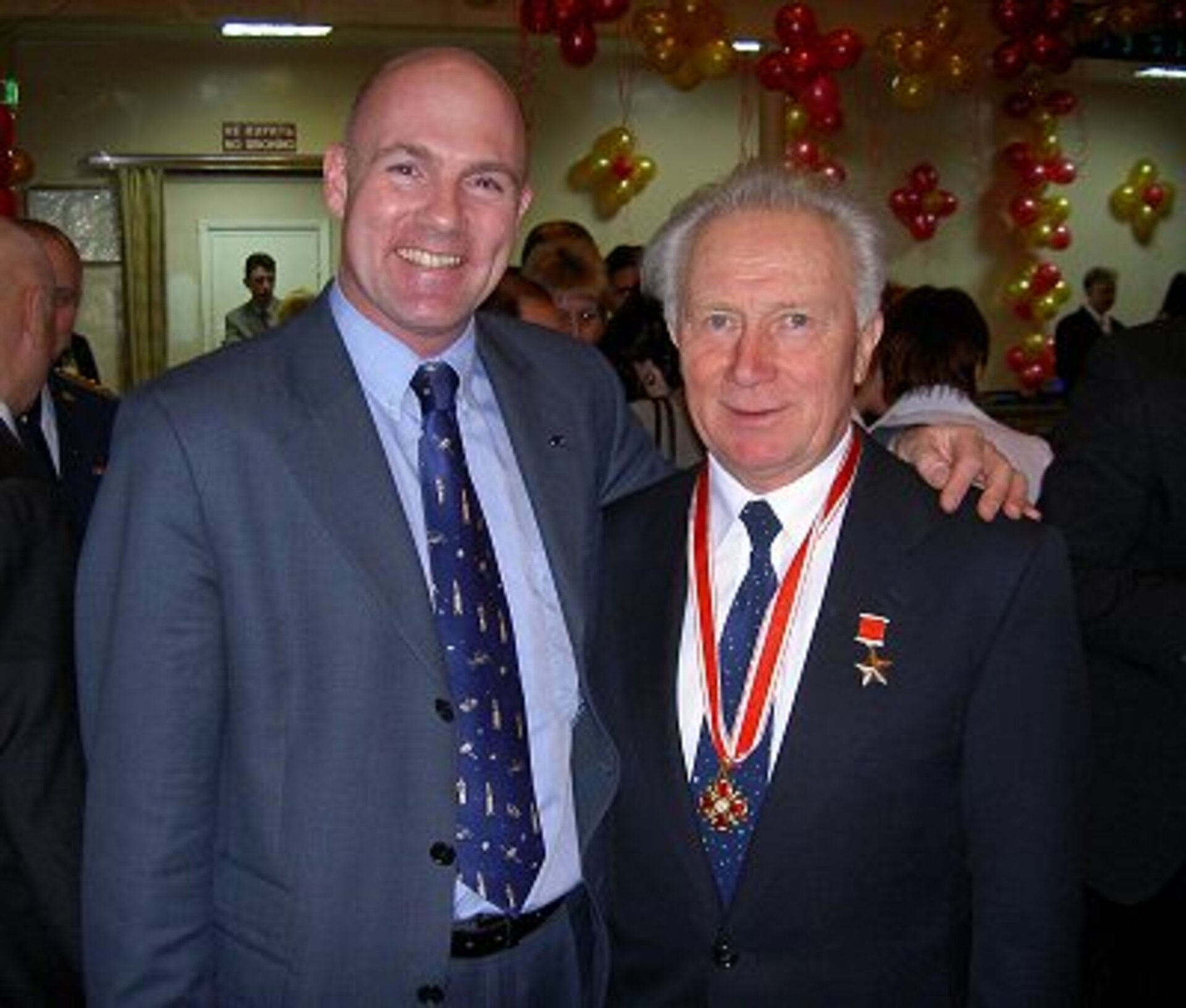 A medal for Sigmund Jähn to celebrate 25 years since his flight