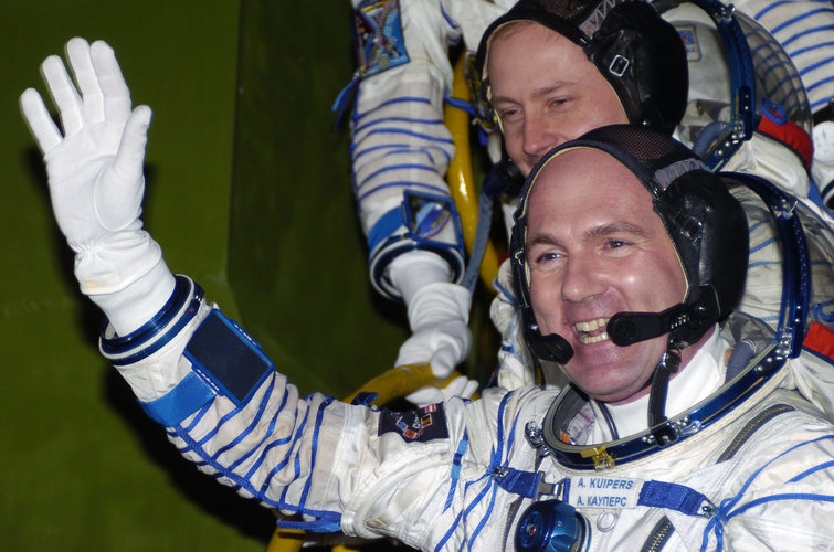 A last wave to the crowd from André Kuipers as the crew climb the steps to the Soyuz TMA-4 capsule.