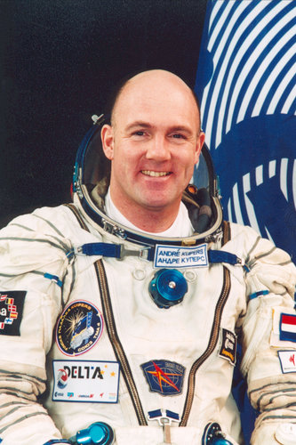 André Kuipers portrait - ESA flag