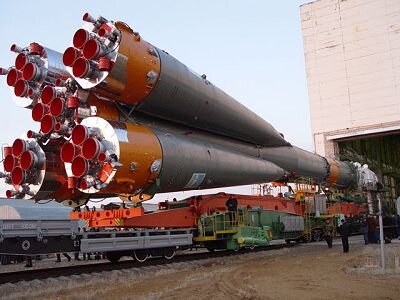 De Sojoez-lanceerraket wordt naar het lanceerplatform getransporteerd