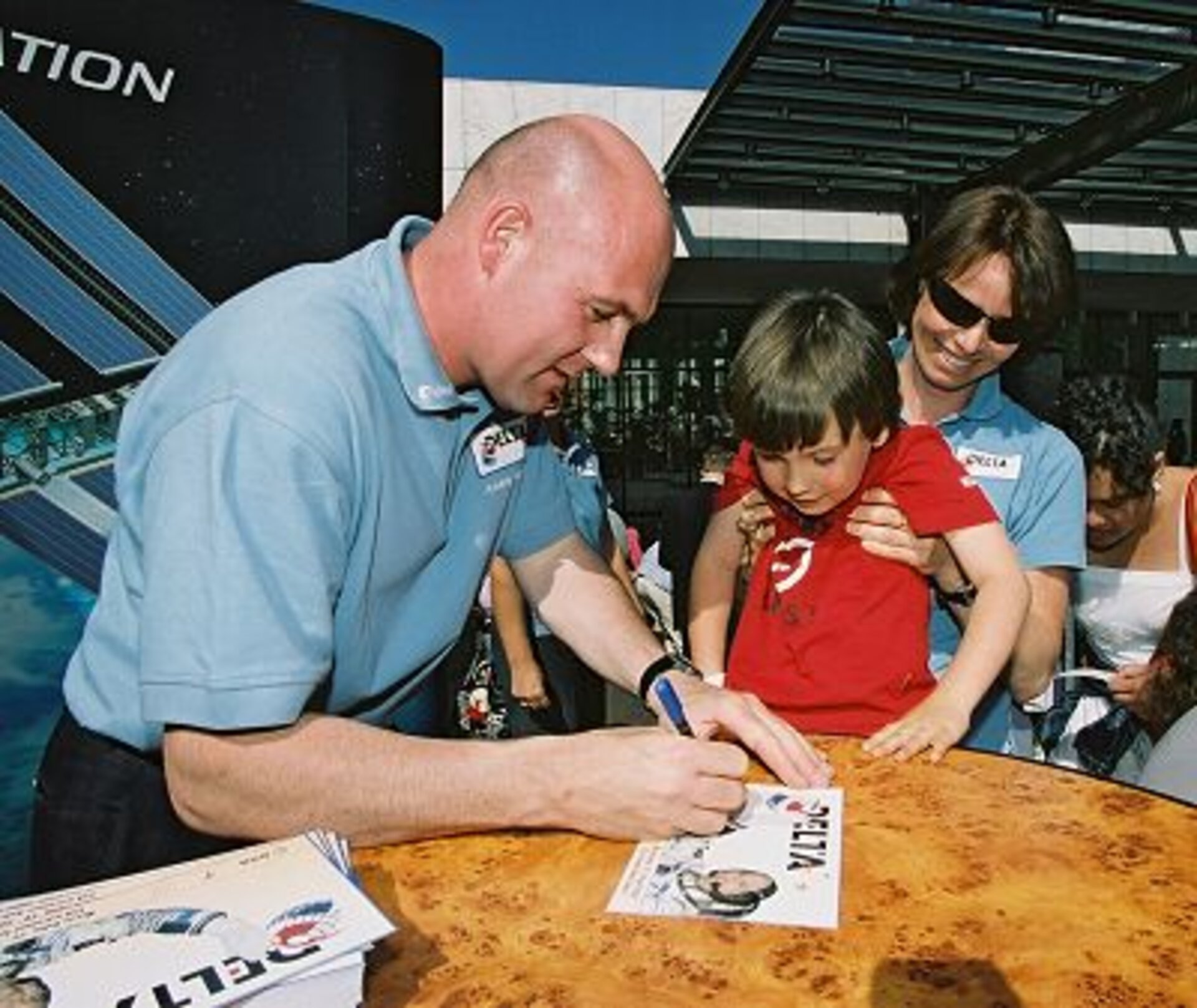 André Kuipers hands out autographs to young space fans