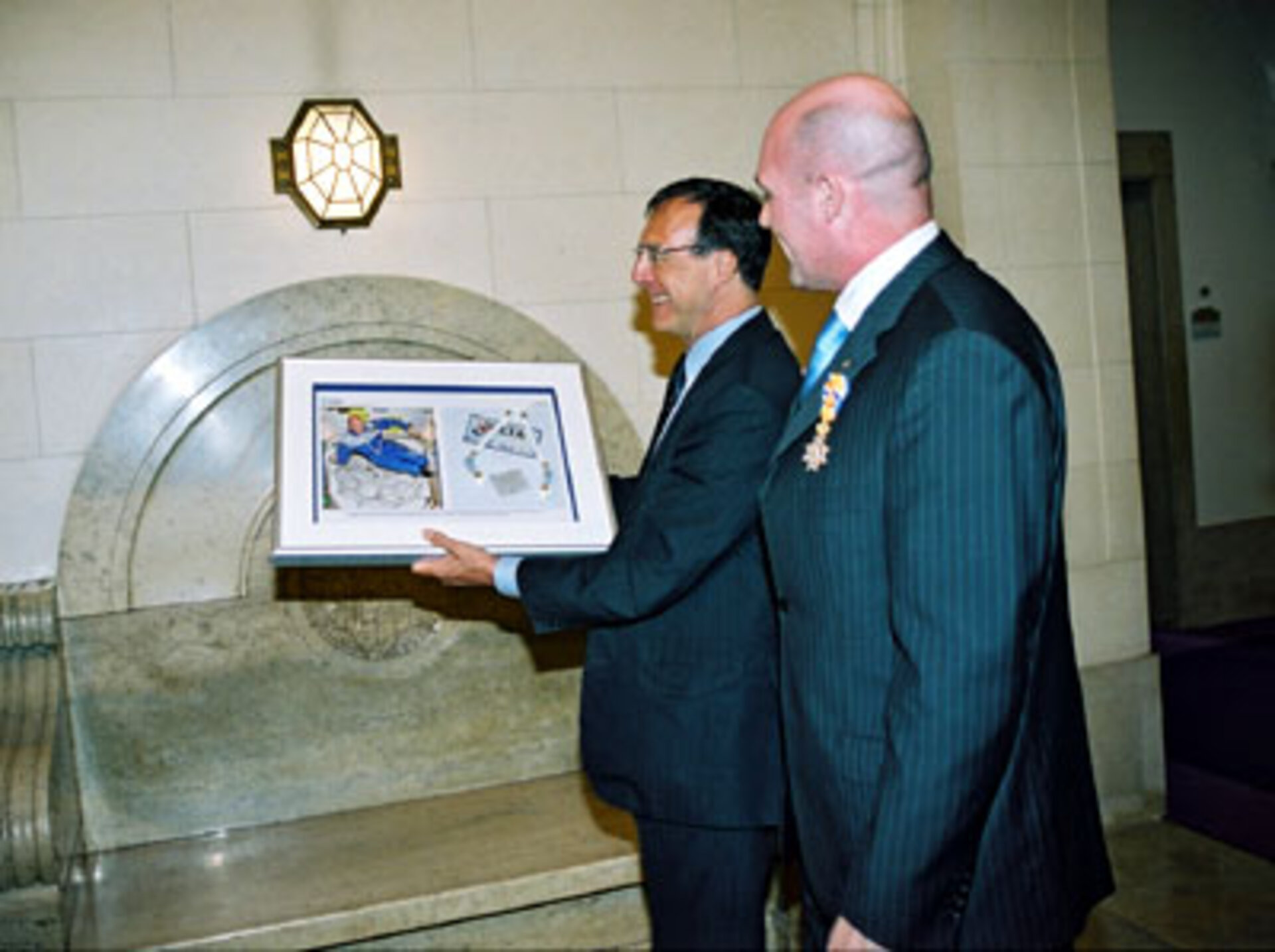 André Kuipers presents Minister Brinkhorst with a scale model of the European Robotic Arm