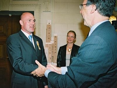 Minister van Economische Zaken Laurens Jan Brinkhorst overhandigde Kuipers het lintje