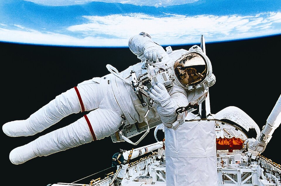 Astronauta en actividades extravehiculares