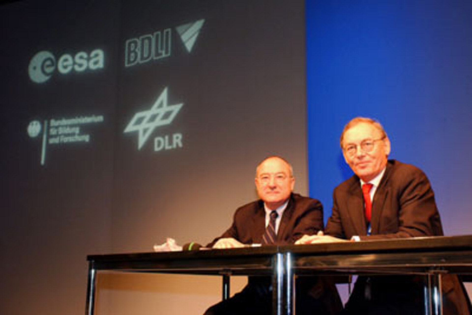 Sigmar Wittig (à droite) assurera la présidence du Conseil de l’ESA