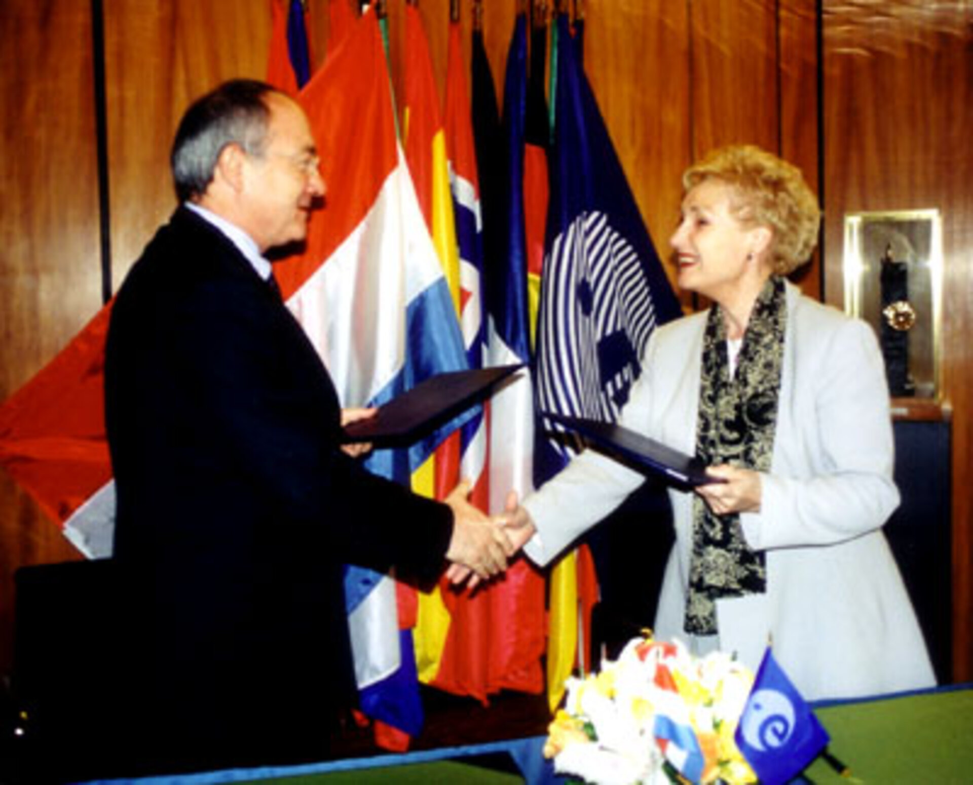 Le 6 mai, signature de l'acte d'adhésion du Grand-Duché à la Convention de l'ESA