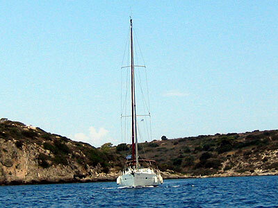 Barco usado para demonstração ao largo de Atenas