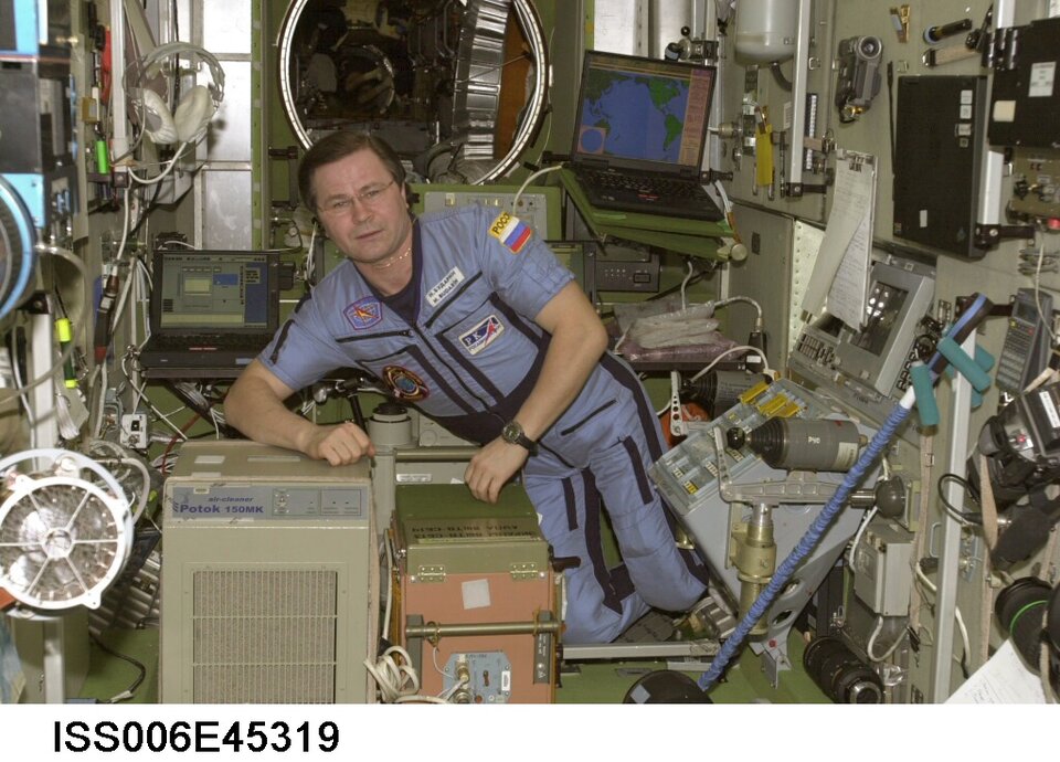 El cosmonauta Budarin cerca del purificador de aire