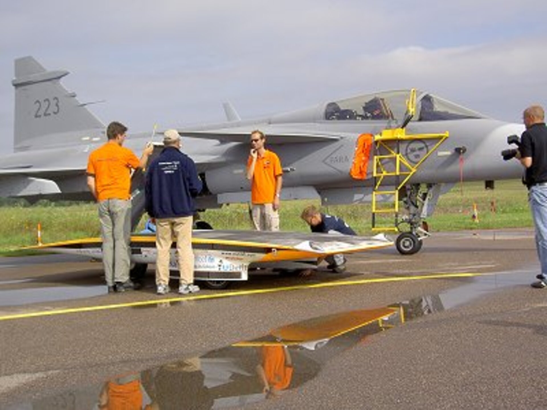 Nuna II next to a Gripen aircraft
