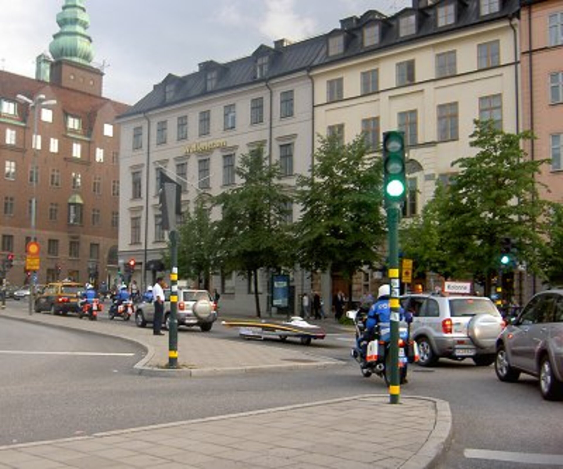 Poliseskort genom Stockholm