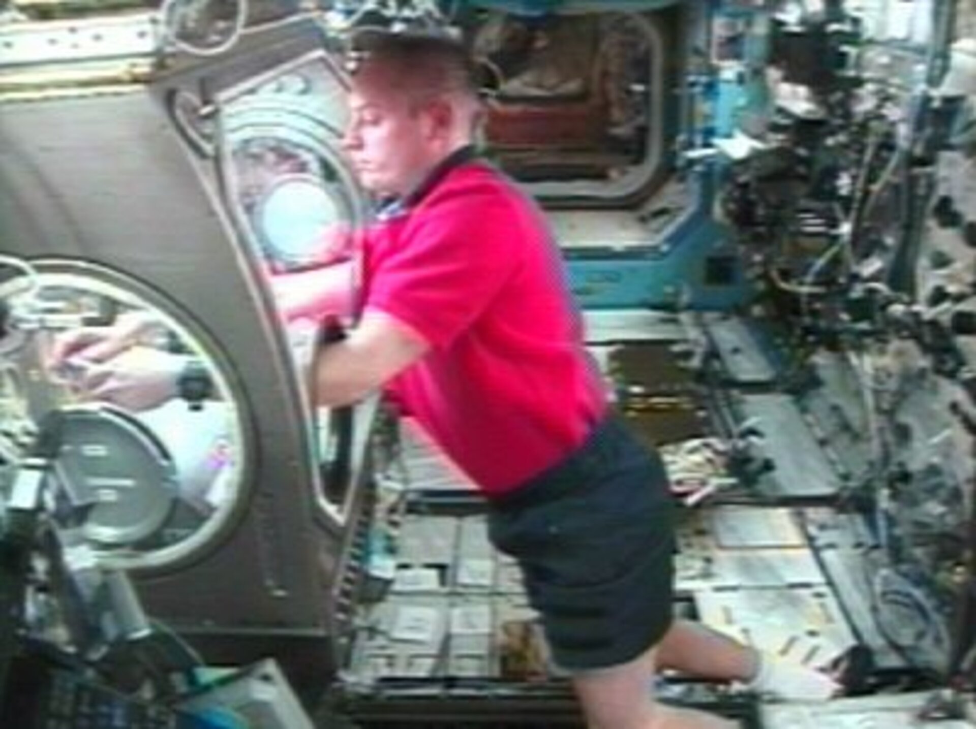 Fincke works on HEAT in the Microgravity Science Glovebox