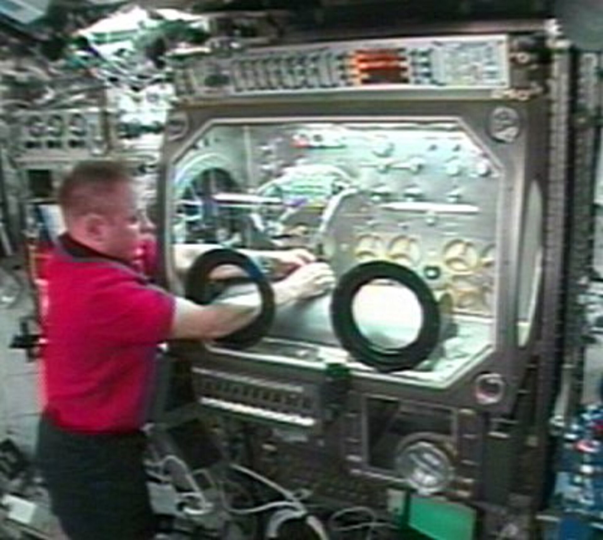 Setting up HEAT in the Microgravity Science Glovebox