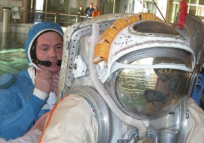 ESA-astronaut André Kuipers kroop voor de gelegenheid in een Russisch Orlan ruimtepak