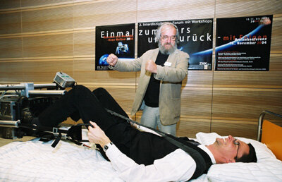 Felsenberg und ein Teilnehmer der BedRest-Studie demonstrieren das Training am Galileo-Space