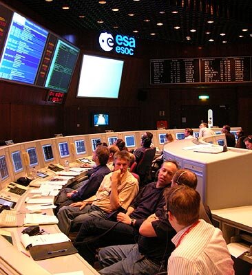 ESA-Mitarbeiter und Wissenschaftler fiebern im ESOC den Daten entgegen