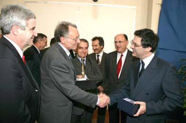 Antonio Fabrizi (left) shaking hands with Patrick Devedjian, the French Minister for Industry