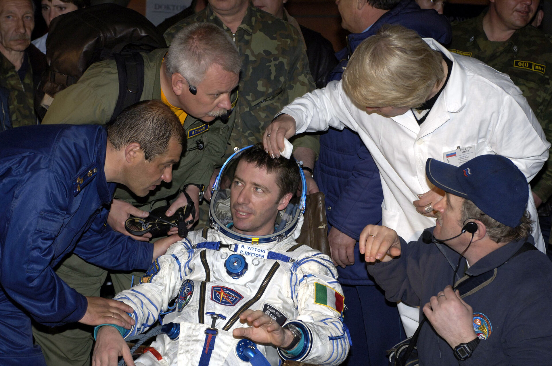  Roberto Vittori viene aiutato ad uscire dal modulo di comando della Soyuz TMA-5 subito dopo l’atterraggio