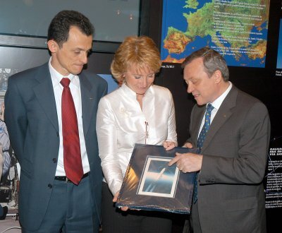 Vicente Gómez entregando un regalo a la Presidenta de la Comunidad de Madrid en el stand de la ESA y junto a ellos Pedro Duque