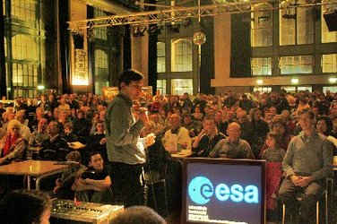 ESA-Mitarbeiter Michael Khan erklärt die Huygens-Mission in der Centralstation, Januar 2005