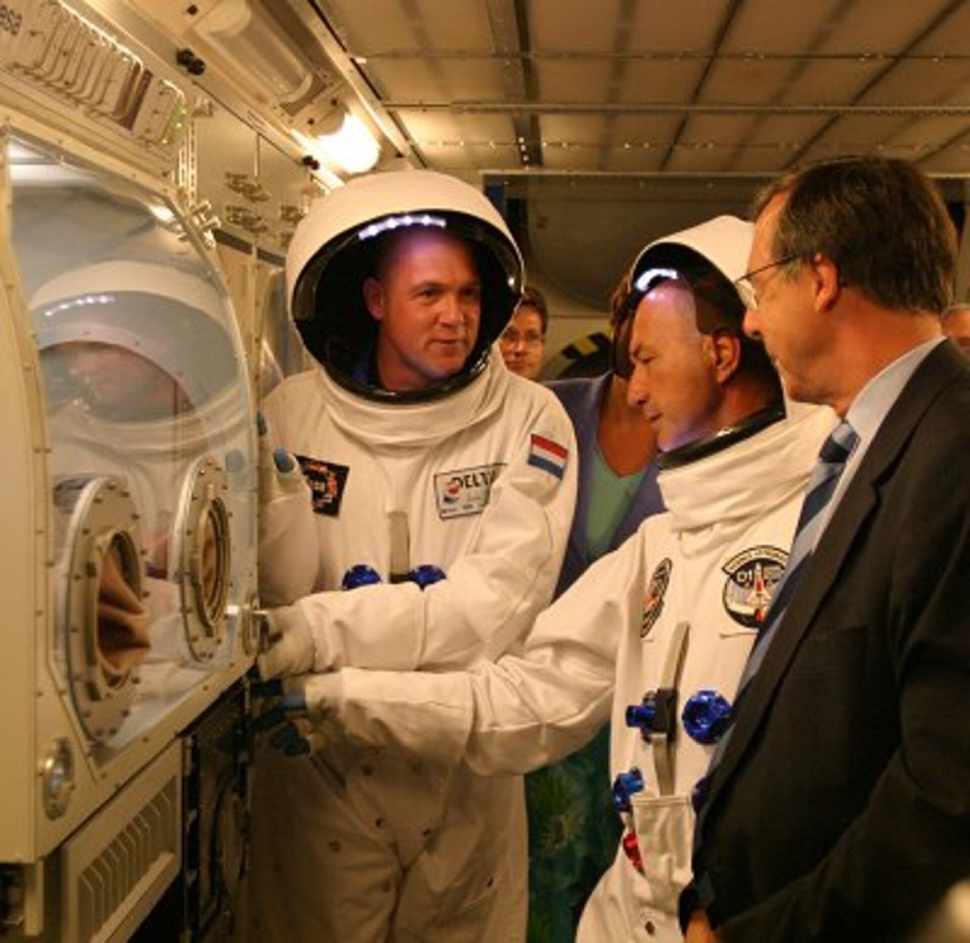 Minister Brinckhorst wordt rondgeleid door de twee Nederlandse astronauten