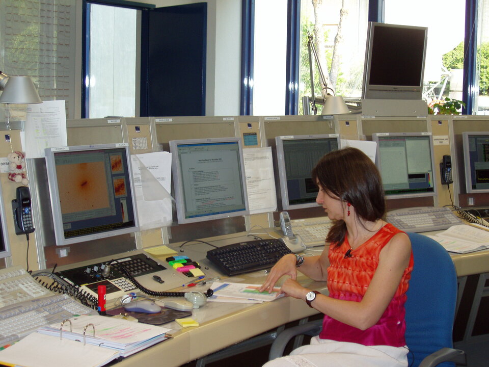 María Santos-Lleo, Responsable del soporte a usuarios de la misión XMM-Newton, desde la sala de control de ESAC