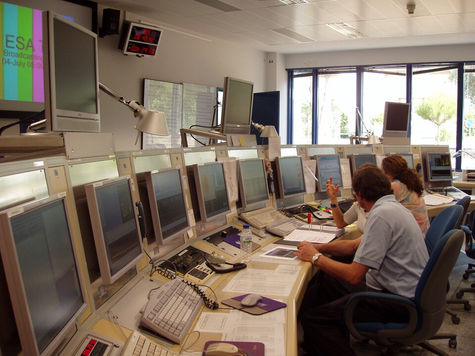 Operadores comentando datos en la sala de control de XMM-Newton en ESAC