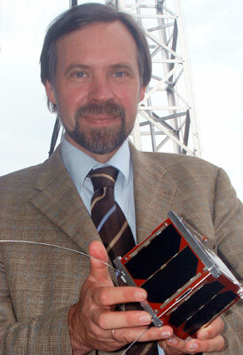 Satellit „UWE-1“ präsentiert von Projektleiter Schilling
