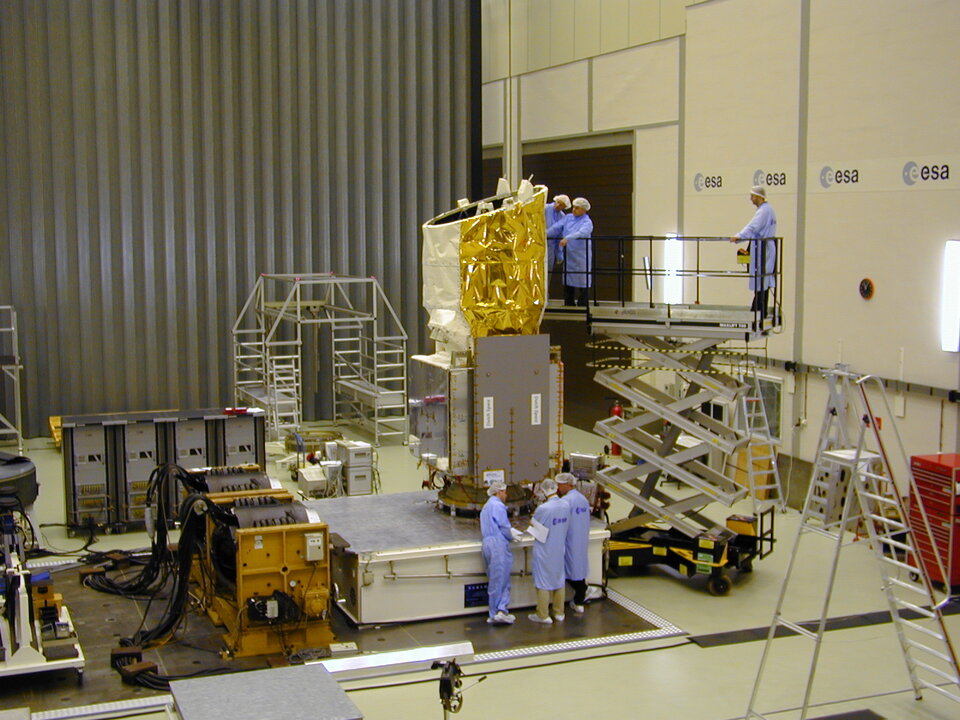 Modelo estrutural do satélite Aeolus no Multishaker