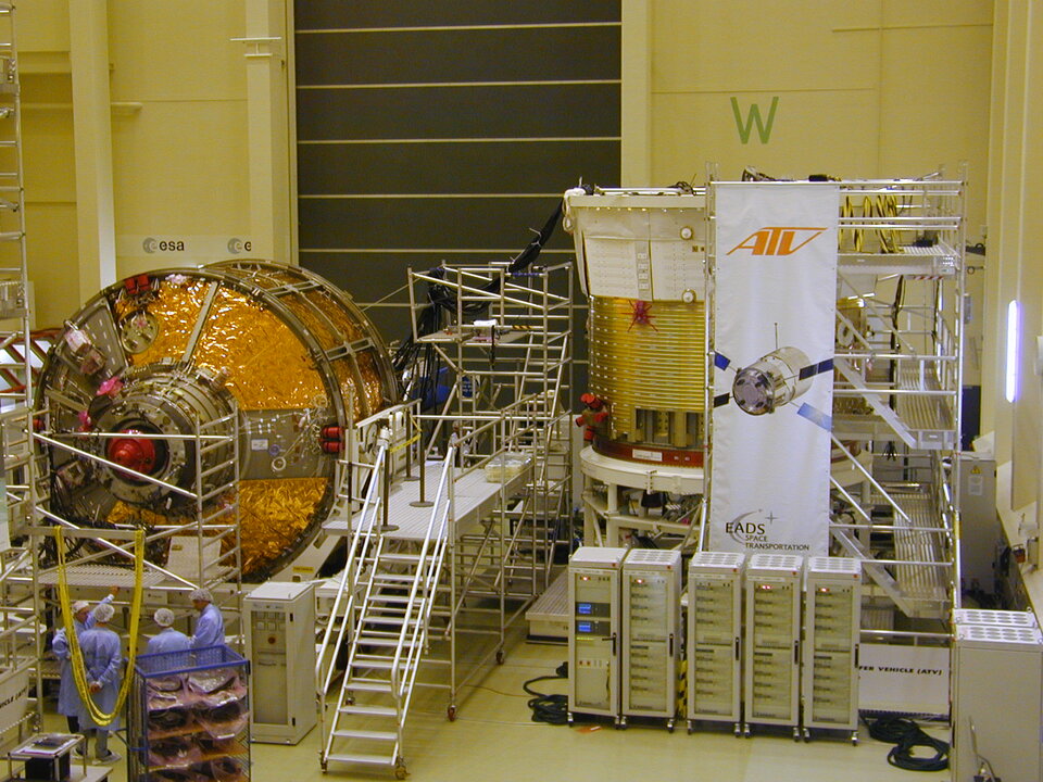Vorbereitung eines unbemannten Raumtransporters für Akustiktests