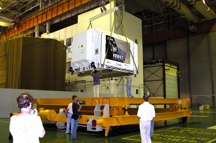 Venus Express arrives at the MIK 112 hangar