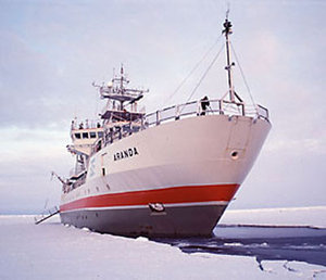 Aranda ankkurissa CryoSatin validointikampanjan aikana maaliskuussa 2005. Kuva: Tuomo Roine.