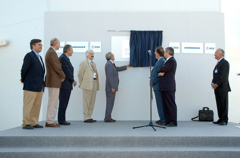 Descubrimiento de la placa de inauguración por el Sr. D. Fernando González, Director General del INTA