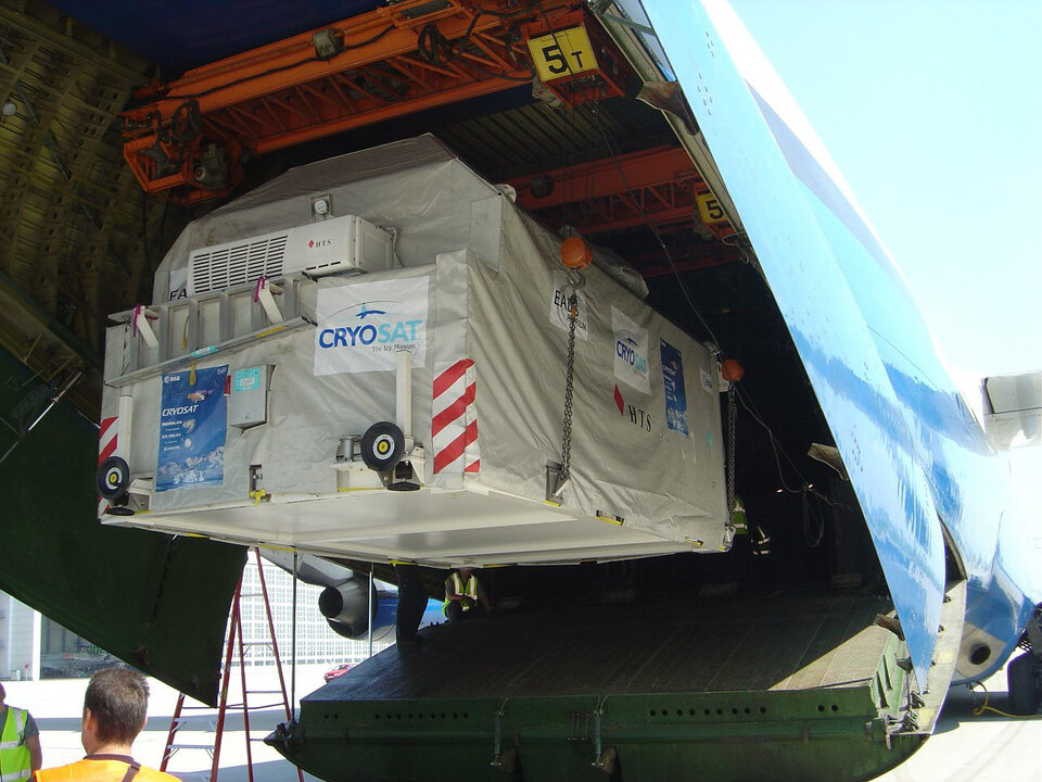 CryoSat lastes om bord i Antonov-transportflyet
