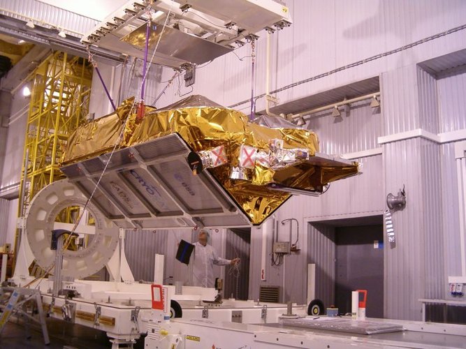 CryoSat is lifted on slings